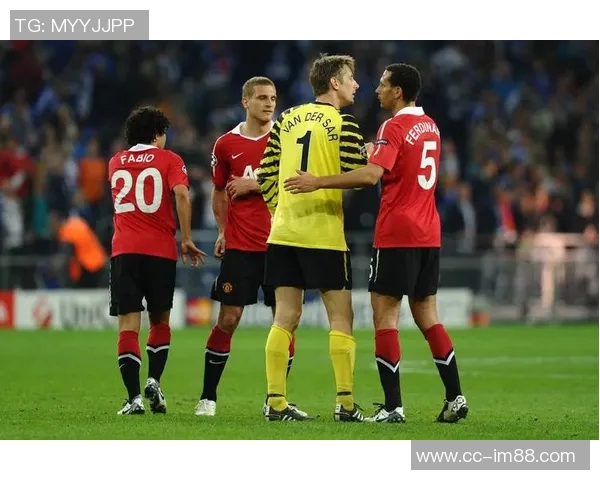 老友重聚费迪南德与范佩西维迪奇共享美好时光合影温馨回忆